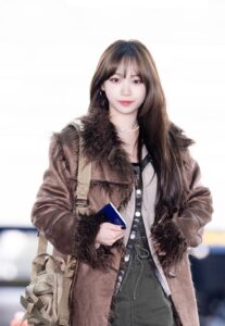 김채원 갈색 코트